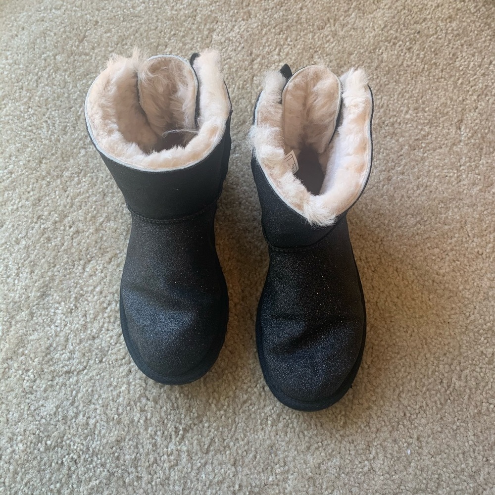 Worn once indoors! Women’s Mini Bailey Bow Sparkle